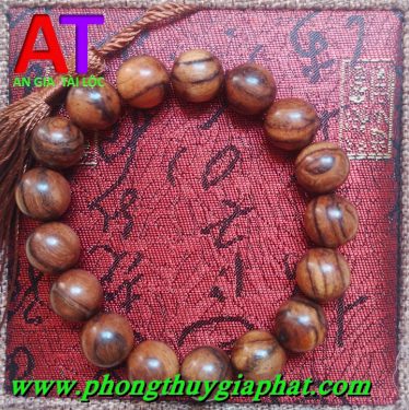 Vòng đeo tay trầm hương 