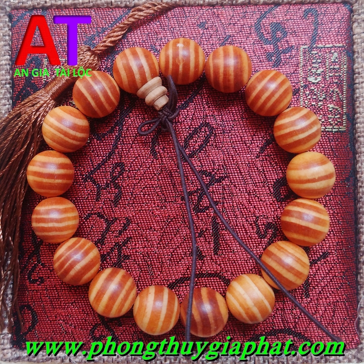 Độc đáo vòng đeo tay Huyết Long