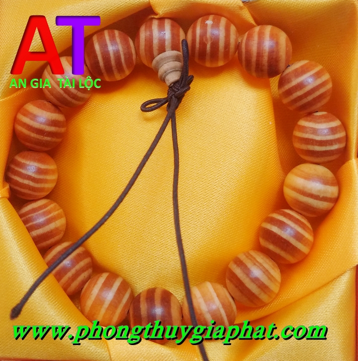 Độc đáo vòng đeo tay Huyết Long