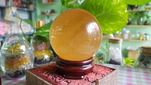 Quả cầu phong thủy thạch anh vàng được đặt trong văn phòng, phòng làm việc, phòng khách...