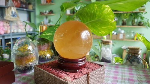 Quả cầu phong thủy thạch anh vàng được đặt trong văn phòng, phòng làm việc, phòng khách...