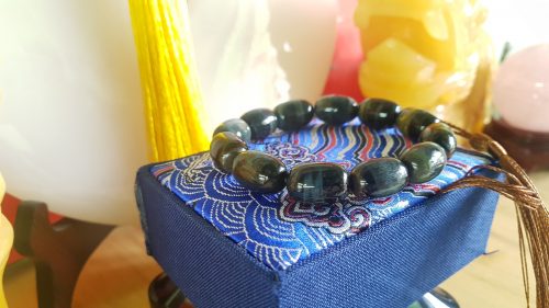 Vòng đeo tay đá thạch anh mắt chim ưng Vòng đeo tay đá thạch anh mắt chim ưng không chỉ là món đồ trang sức, mà còn ẩn chứa sức mạnh vô cùng đặc biệt. Nhiều người tin rằng, đeo vòng trên tay sẽ giúp cho tiền tài, vận may, bổng lộc vào như nước. Đã từ lâu, vòng đá thạch anh trở thành một trong những vòng đeo tay phong thủy giá rẻ không còn quá xa lạ đối với người dùng. Trên thực tế có những loại thạch anh thường thây như thạch anh vàng, hồng, tím…đặc biệt hơn là thạch anh mắt chim ưng. 1. Tại sao lại gọi là Vòng đeo tay đá thạch anh mắt chim ưng? Vòng đeo tay đá thạch anh mắt chim ưng là cái tên vô cùng đặc biệt. Tên gọi của nó gắn liền với loài chim ưng hùng mạnh, hung dữ và được coi như chúa tể bầu trời. Mỗi viên đá có vân sọc hình lượn sóng, dạng sợi rất hiếm, màu xanh đen lẫn màu xám và xanh lam đậm. Đặc biệt khi có ánh sáng, năng lượng của viên đá phản ứng tạo nên hiệu ứng sáng nhìn giống như mắt của chim ưng. Thạch anh mắt chim ưng còn là biểu tượng cho sức mạnh, lòng can đảm, tầm nhìn xa và sự bất tử. Đường kính hạt có nhiều kích thước như 10-11-12-14-15mm vói những hạt tròn. Số lượng hạt có thể tùy chỉnh theo yêu cầu. Những hạt đá được thiết kế đơn giản nhưng không kém phần sang trọng, quý phái. Sức mạnh phong thủy của Vòng đeo tay đá thạch anh mắt chim ưng 2. Công dụng của Vòng đeo tay đá thạch anh mắt chim ưng này ra sao? Vòng đeo tay đá thạch anh mắt chim ưng là biểu tượng cho sức mạnh, lòng can đảm, tầm nhìn xa và sự bất tử. Năng lượng mạnh mẽ giúp người sở hữu luôn luôn trong tâm thái thoải mái, xóa tan buồn phiền. Đem đến cho chủ nhân sự phấn khởi tràn đầy năng lượng. Chiếc vòng này sẽ mang lại may mắn cho chủ nhân, thu hút tài lộc. Đây được coi như biểu tượng của sự dũng mãnh oai vệ. Trong công việc, người dùng vòng tay này sẽ tập trung tinh thần hơn, làm việc hiệu quả, thu hút năng lượng dương, tạo sinh khí, ngăn giảm bức xạ của thiết bị điện tử. Nếu phụ nữ đeo Vòng đeo tay đá thạch anh mắt chim ưng, vẻ đẹp kiêu xa, quyến rũ sẽ được tăng lên bội phần. Sức mạnh phong thủy của Vòng đeo tay đá thạch anh mắt chim ưng 3. Tại sao nên sử dụng vòng đá thạch anh phong thủy? Vòng đá thạch anh mắt chim ưng phong thủy không chỉ là món đồ trang sức. Nó còn mang đến cho người dùng sự may mắn, tài lộc trong cuộc sống. Đặc biệt, rất nhiều người dùng tin rằng thạch anh tích tụ tinh hoa may mắn của đất trời. Nên khi sở hữu một chiếc vòng tay phong thủy hợp mệnh sẽ giúp người dùng thu hút được tiền tài, vận may. Vòng đá thạch anh phong thủy sử dụng làm vật hộ mệnh, quà tặng ý nghĩa…Với những công dụng đã nêu trên, vòng đá thạch anh xứng đáng là “vật bất ly thân” của chủ nhân. 4. Tuổi nào, mệnh nào nên sử dụng vòng đá thạch anh mát chim ưng? Nên đeo vòng phong thủy đúng cách để rước tài lộc, may mắn. Việc chọn vòng tay đúng phong thủy cực kì quan trọng, ảnh hưởng trực tiếp đến chủ nhân. Vòng đá phong thủy sẽ chỉ phát huy được lợi ích khi nó có màu sắc hợp với bản mệnh của người đeo. Tức là nằm trong nhóm các màu tương sinh và tương hợp. Theo phong thủy, người mệnh Thủy và mệnh Mộc rất rất hợp khi đeo một chiếc vòng tay đá thạch anh mắt chim ưng. Màu xanh đen này trong phong thủy tượng trưng cho hành Thủy. Năm sinh mệnh Thủy: 1952, 1953, 1966, 1967, 1974, 1975, 1982, 1983, 1996, 1997, 2004, 2005. Năm sinh mệnh Mộc: 1950, 1951, 1972, 1973, 1980, 1981, 1988, 1989, 2002, 2003 Sức mạnh phong thủy của Vòng đeo tay đá thạch anh mắt chim ưng