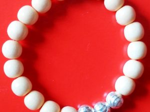 Vòng đeo tay dâu tằm em bé