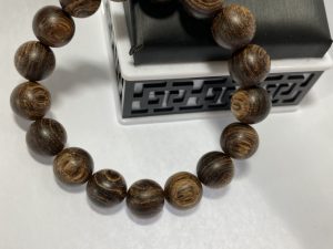 Vòng trầm hương sánh chìm